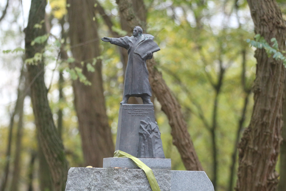 Zdjęcie przedstawia pomnik Pawła Edmunda Strzeleckiego w Głuszynie