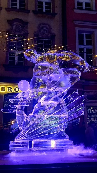 Zdjęcie przedstawia rzeźbę sportowca z kulą. Rzeźba zajęła trzecie miejsce.