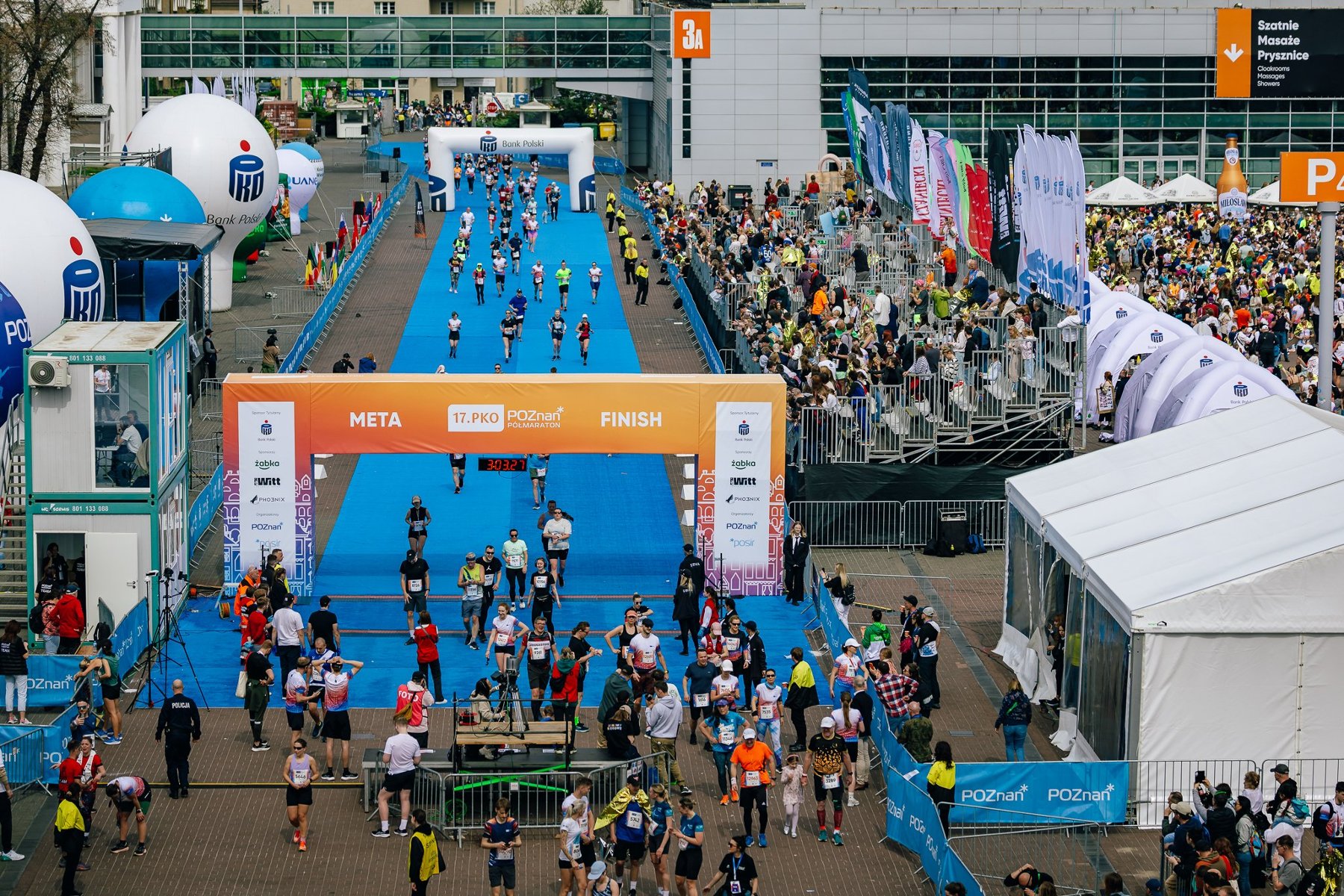 Zdjęcie przedstawia tłum biegaczy na starcie.
