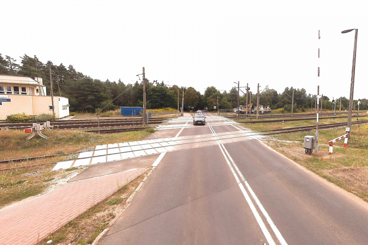 Zdjęcie samochodów przejeżdżających przez przejazd kolejowy przy ul. Sucholeskiej