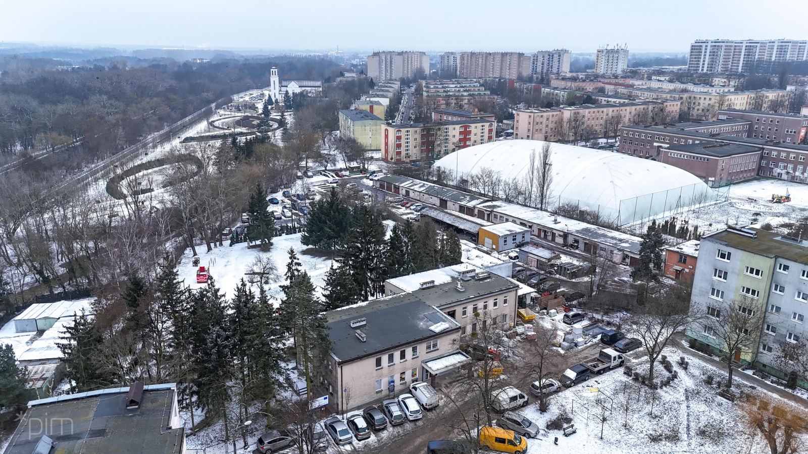 Zdjęcie z drona przebudowywanego przedszkola