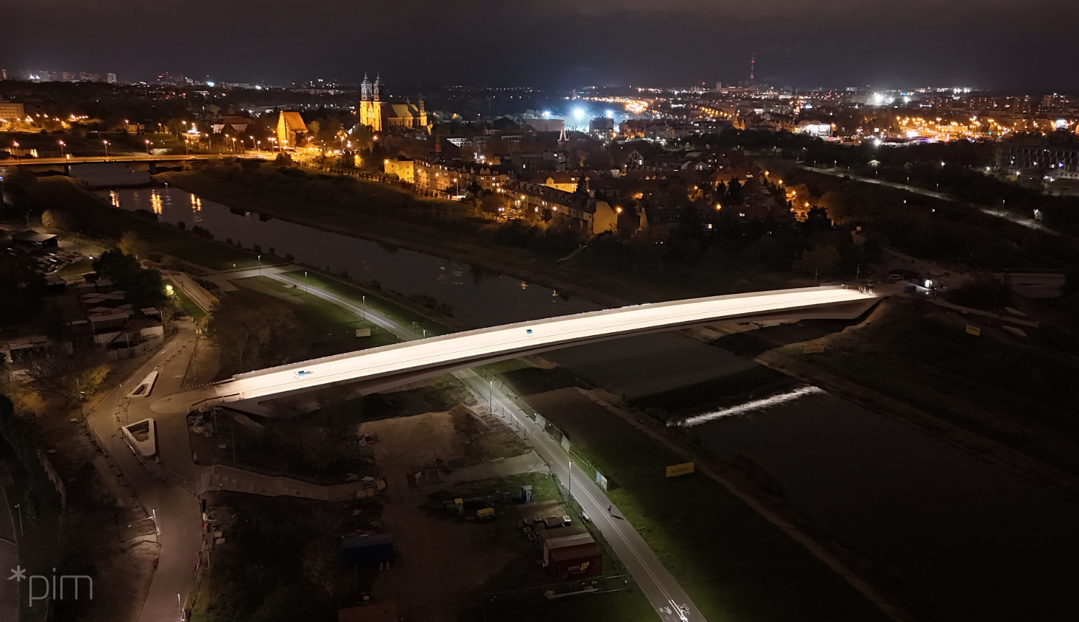 Mosty będą miały swoją premierę po zmroku, gdy uruchomione zostanie wyjątkowe oświetlenie, fot. PIM Zdjęcie z lotu ptaka na Poznań nocą i intensywnie oświetlone mosty Berdychowskie.