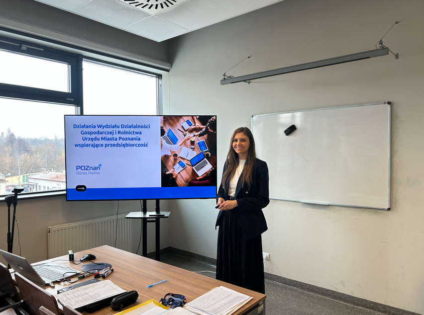 Zdjęcie ze spotkania z studentami Wydziału Prawa i Administracji, na zdjęciu kierowniczka Oddziału Wspierania Przedsiębiorczości Wydziału Działalności Gospodarczej i Rolnictwa w Poznaniu Pani Małgorzata Michalska-Dudek.