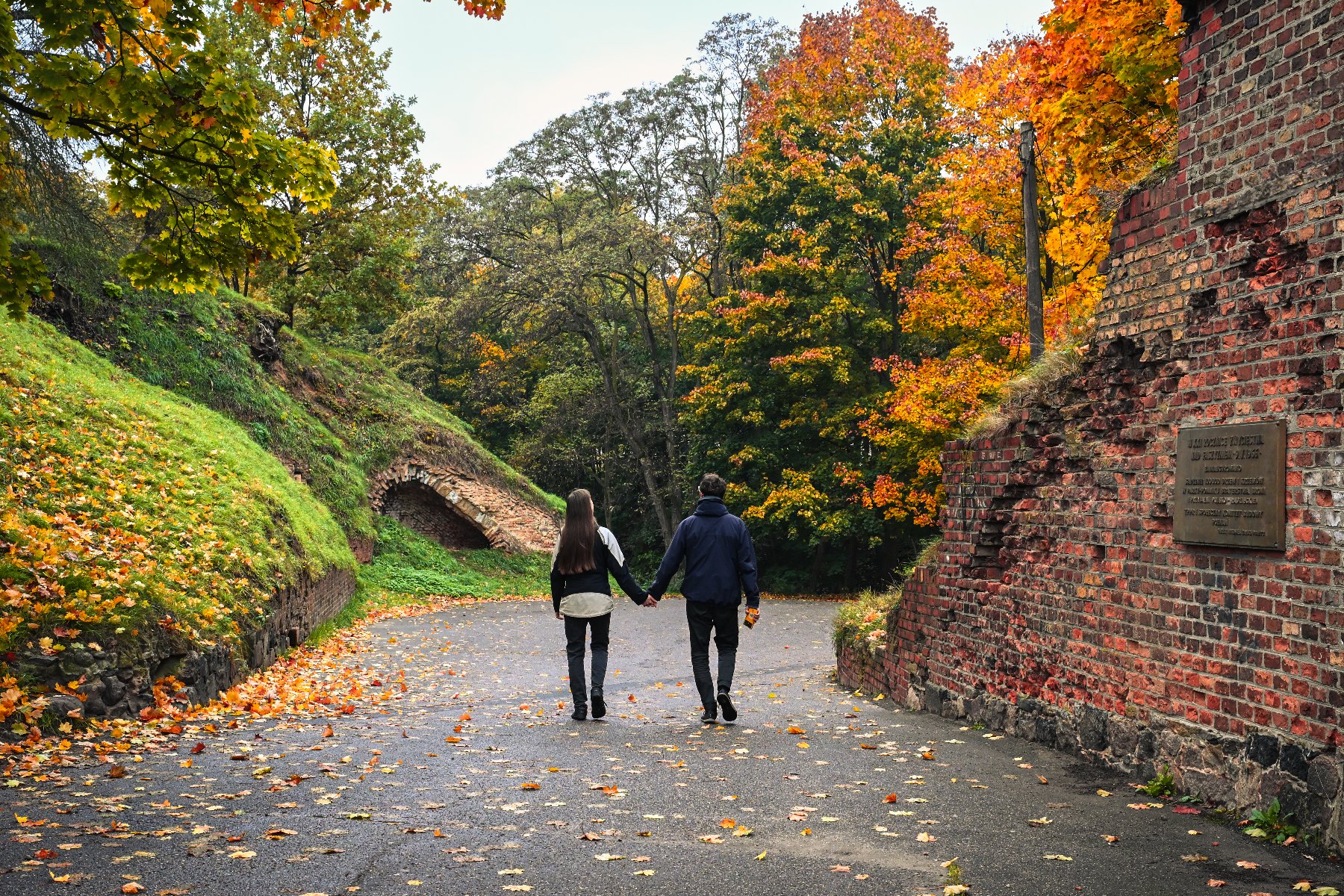 Цитадель приваблює жителів Познані та туристів, також восени, коли набуває золотистого кольору. - grafika artykułu