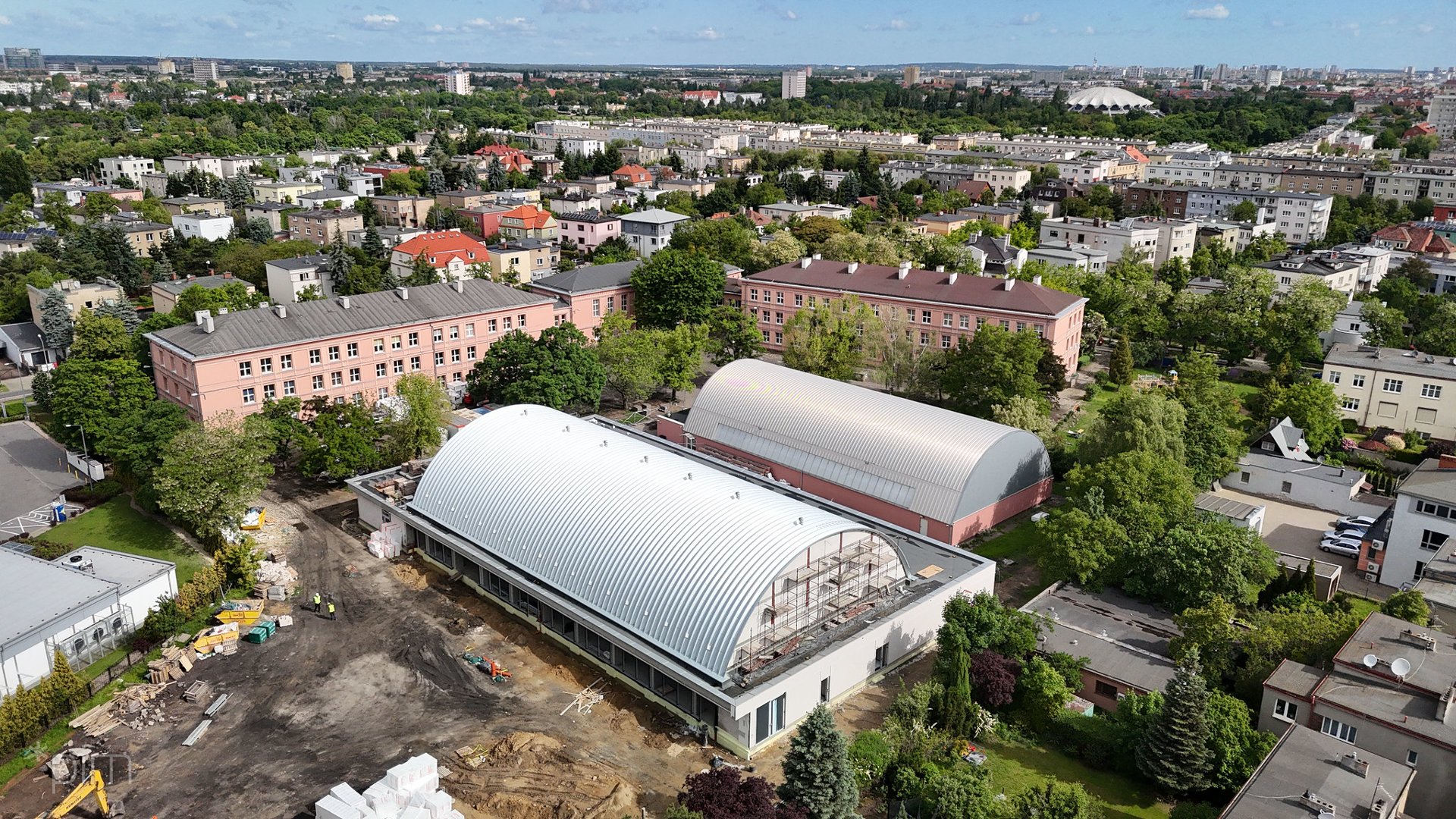 Powstająca od jesieni ubiegłego roku hala sportowa przy Zespole Szkół nr 8 przy ul. Jarochowskiego na Łazarzu jest już w stanie surowym zamkniętym fot. PIM Galeria zdjęć z budowanej na Łazarzu hali sportowej