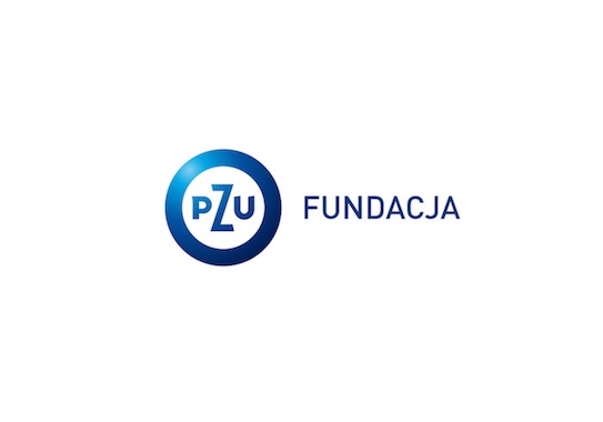 Logotyp Fundacji PZU Logotyp Fundacji PZU - z lewej strony niebieski napis PZU na białym tle z niebieskim obramowaniem, a z prawej strony niebieski napis FUNDACJA