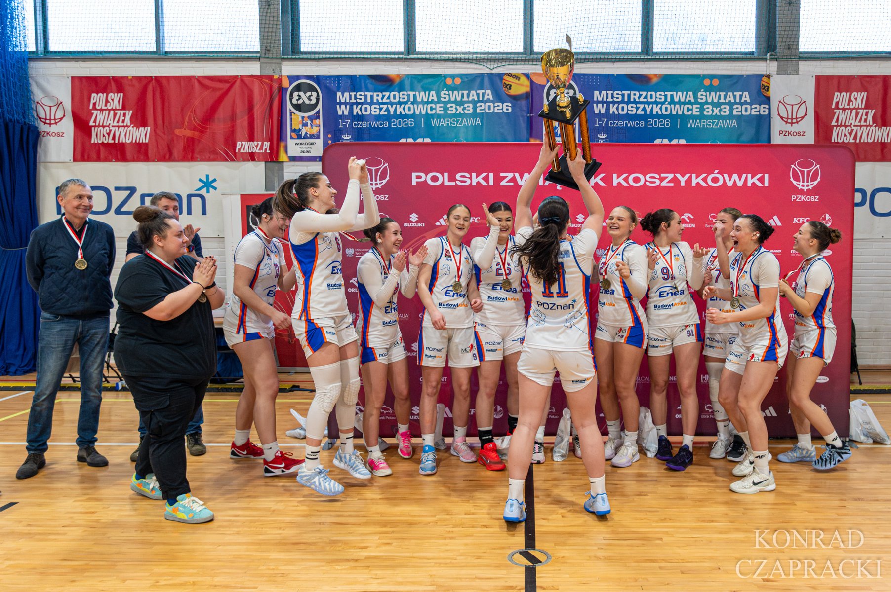 Na zdjęciu koszykarki Enea AZS Szkoły Gortata Poznań celebrują z pucharem zwycięstwo w turnieju