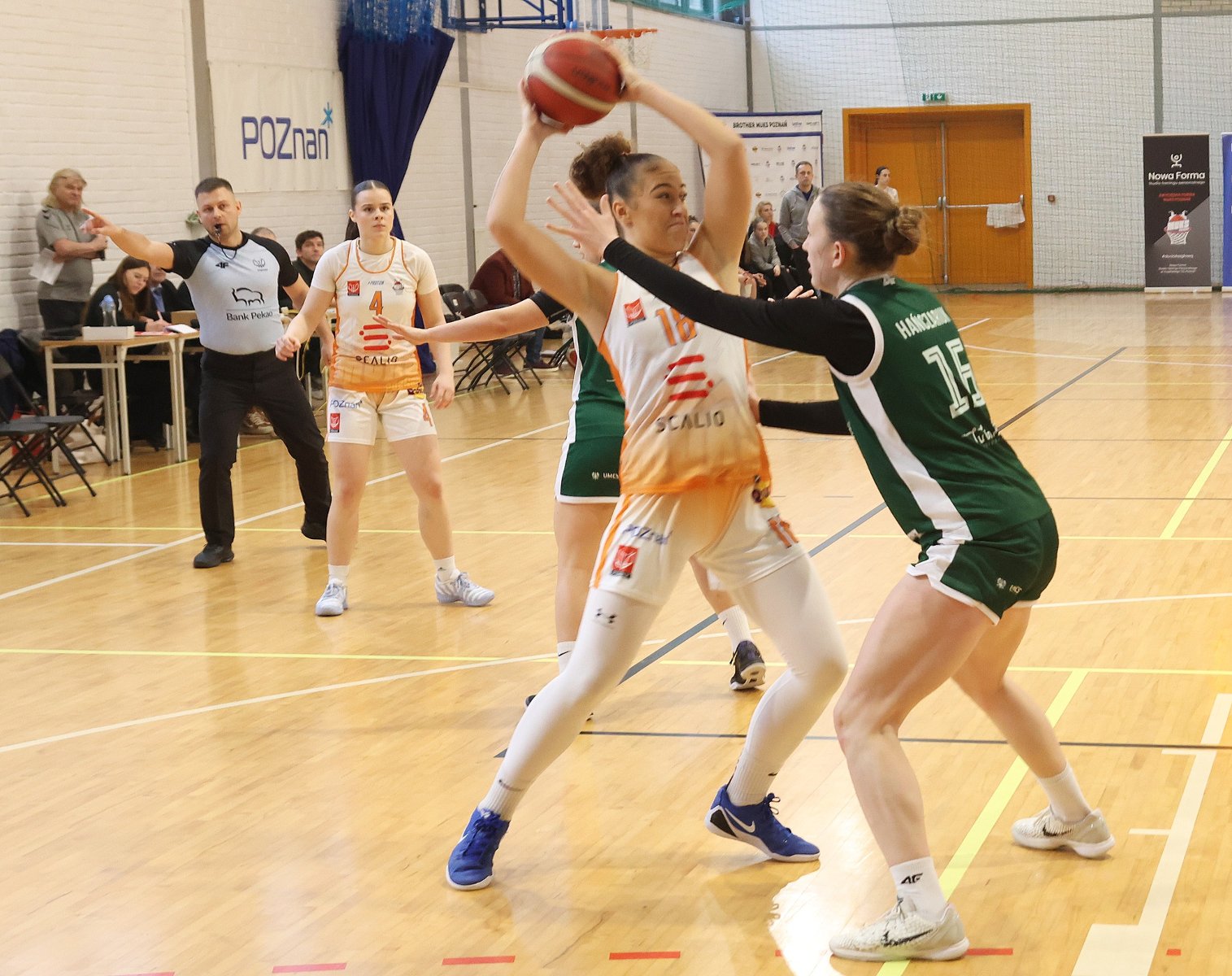 Na zdjęciu widać młode koszykarki podczas walki meczowej