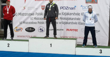 medaliści C1 200m na podium