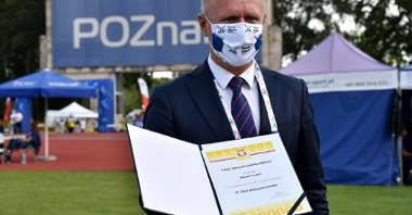 Bartosz Guss, zastępca prezydenta Poznania, otrzymał z rąk przedstawiciela PZLA certyfikat o przyznaniu Poznaniowi organizacji Mistrzostw