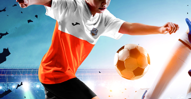 Plakat. Chłopiec w pomarańczowo-biało-czarnym stroju podczas ataku na piłkę. W dolnej części napis Reiss Cup, Poznań, 28-29 listopada 2020