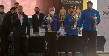 nagrodzeni przedstawiciele klubów z pucharami, po lewej stronie stoi Andrzej Supron