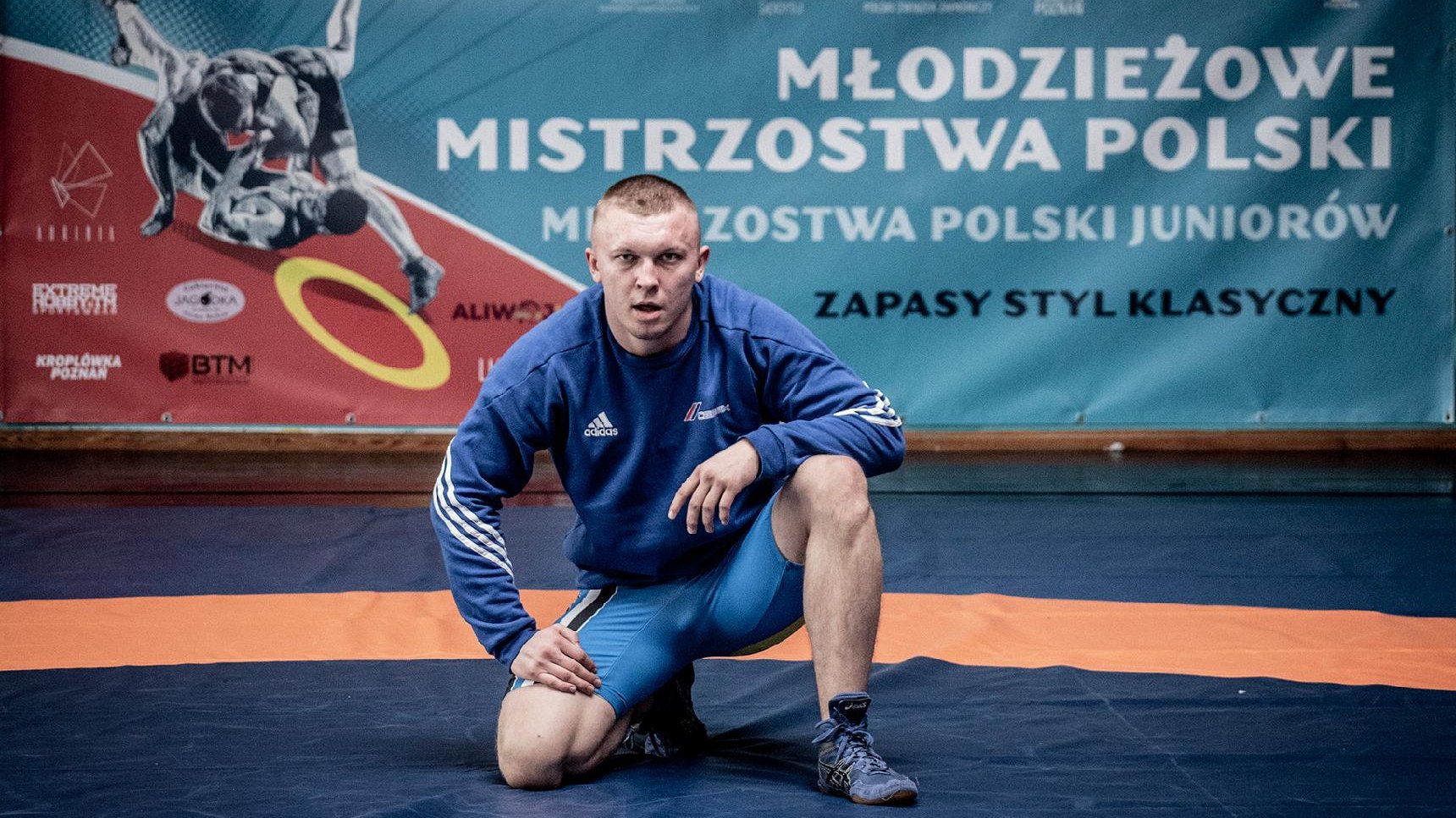 Zawodnik zapasów na macie po zawodach