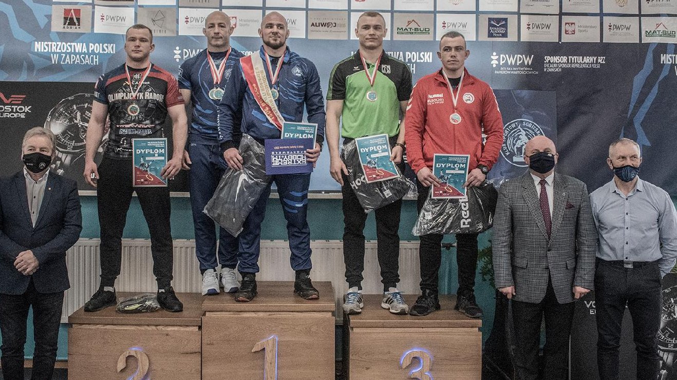 Zapaśnicy na podium