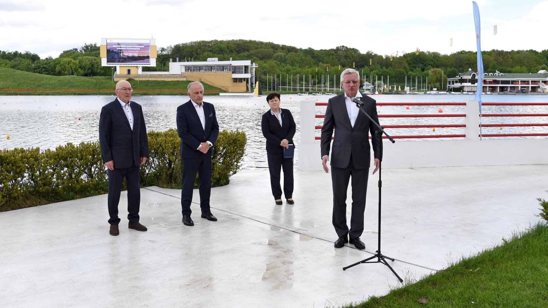 Prezydent przemawiający, w tle poznańska Malta - grafika artykułu