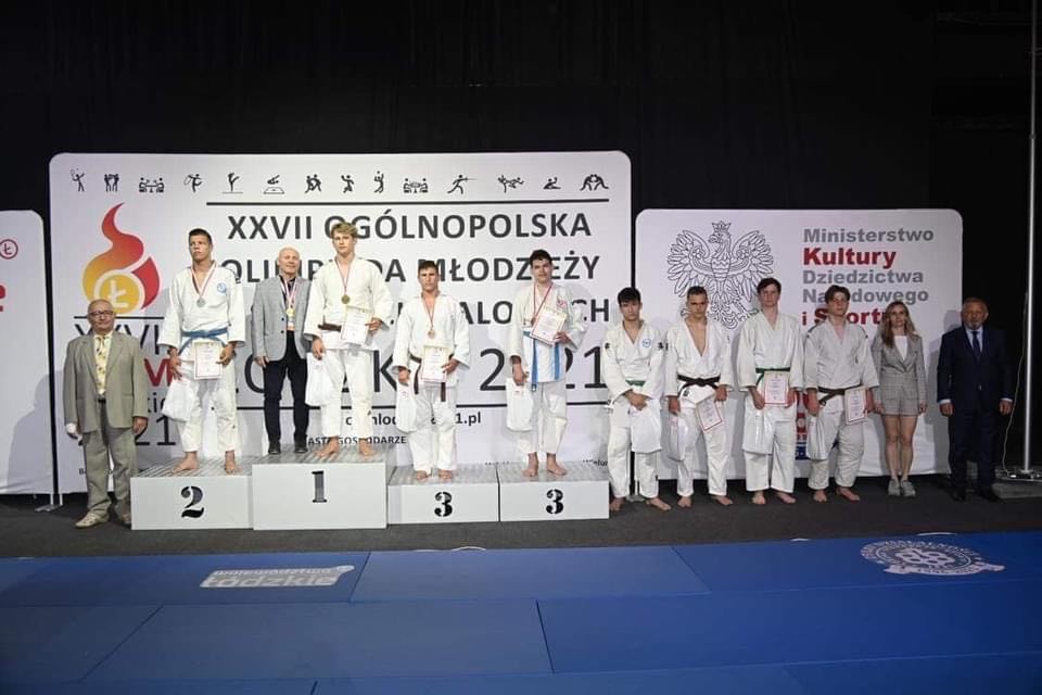 Zawodnicy judo na podium - grafika artykułu