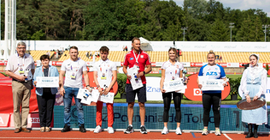 Wspólne zdjęcie poznańskich olimpijczyków z Przewodniczącym Rady Miasta Grzegorzem Ganowiczem i Dyrektor Wydziału Sportu Ewą Bąk
