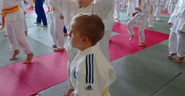 Zawodnicy judo podczas treningu na macie