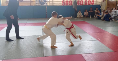 Zawodnicy judo podczas walki na macie
