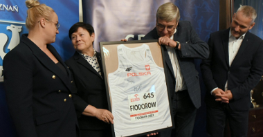 Joanna Fiodorow przekazuje koszulkę startową władzom miasta