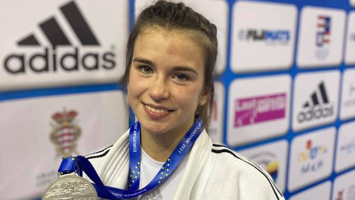 Zawodniczka judo z medalem