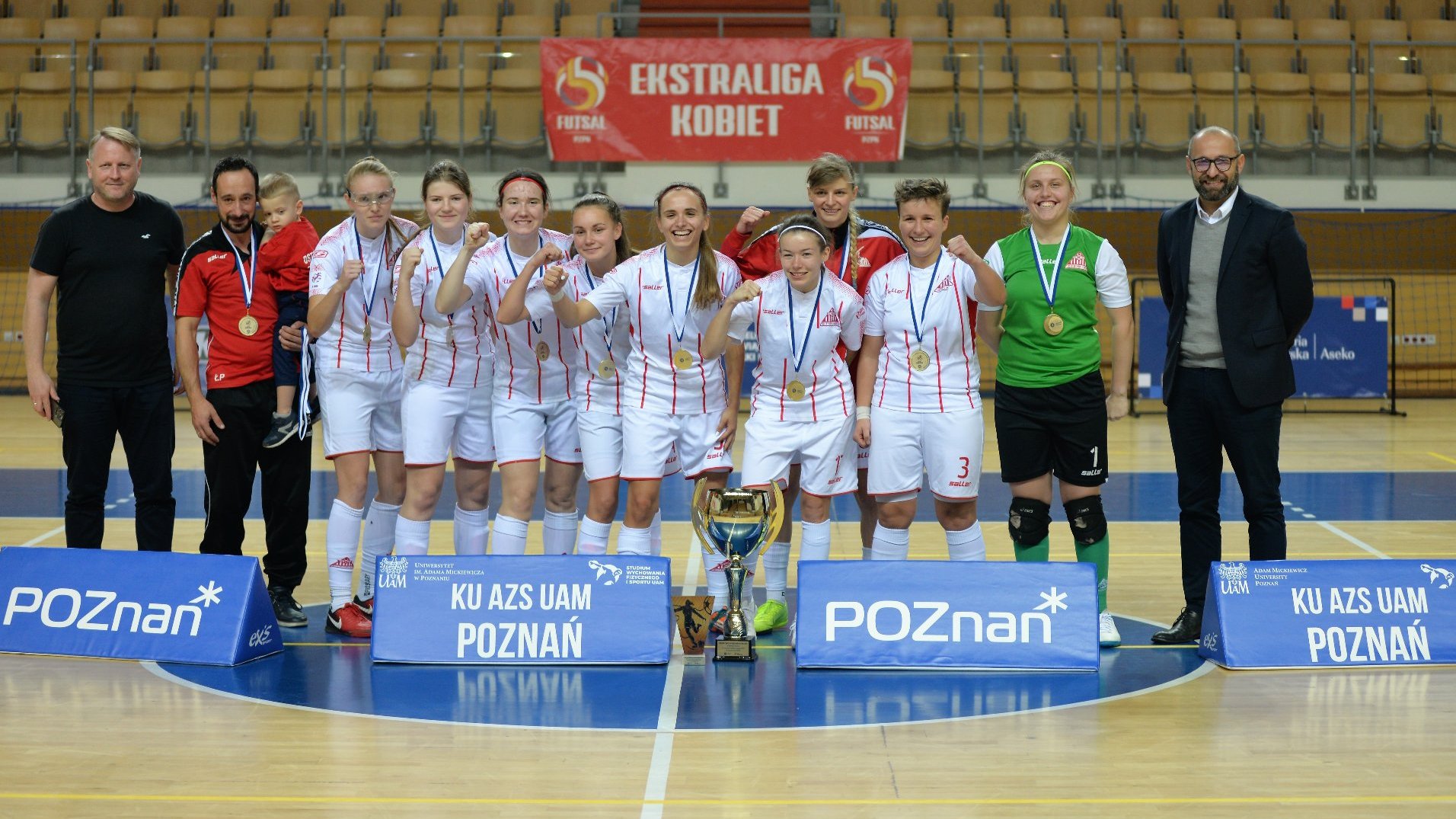 Zawodniczki zwycięskiego zespołu z medalami