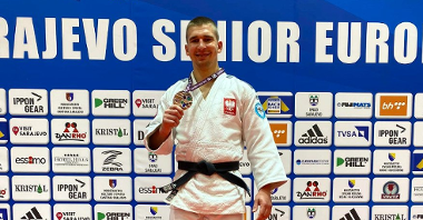 Zawodnik Akademii Judo Poznań Nikodem Kubiak na podium