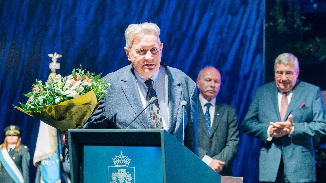 Tadeusz Osik przemawiający po odebraniu nagrody