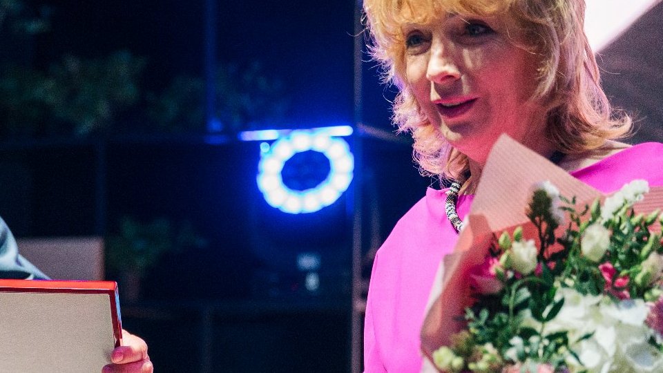 Iwona Jabłońska odbierająca nagrodę z rąk Przewodniczącego Rady Miasta Grzegorza Ganowicza