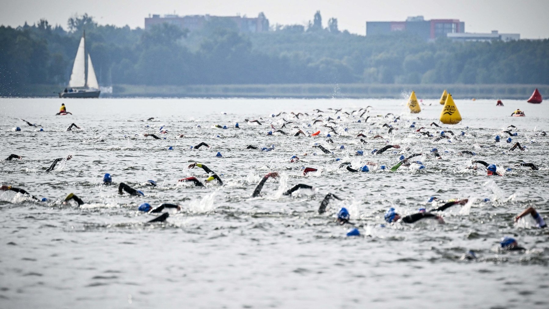 Enea IRONMAN Poznań, fot. Bartłomiej Zborowski, IRONMAN Poland - uczestnicy płyną po Jeziorze Kierskim