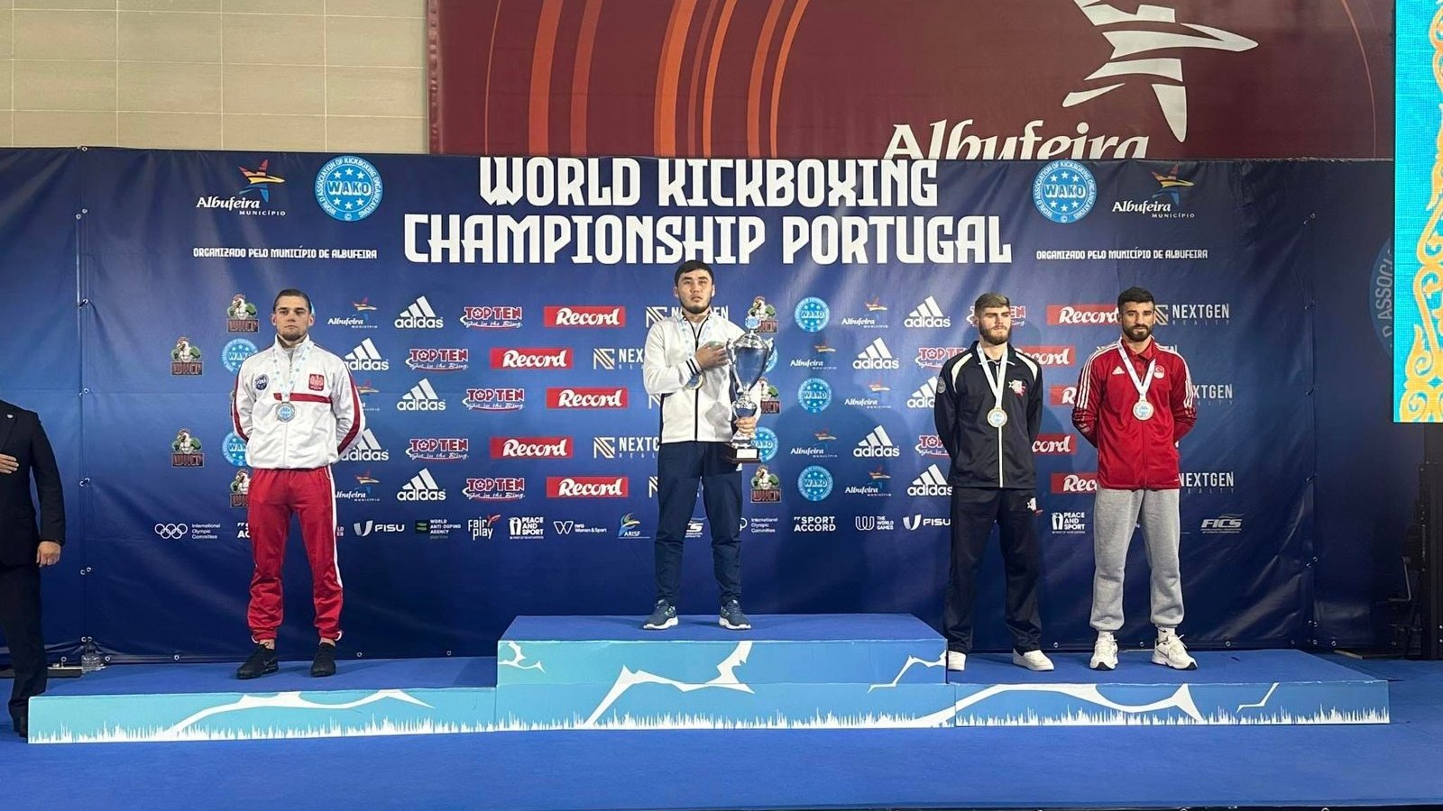 Jakub Pokusa na podium Mistrzostw Świata w kickboxingu federacji WAKO, fot. KKS Sporty Walki Poznań - grafika artykułu