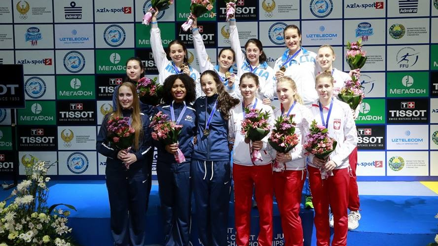 Uśmiechnięte zawodniczki z medalami podczas ceremonii dekoracji