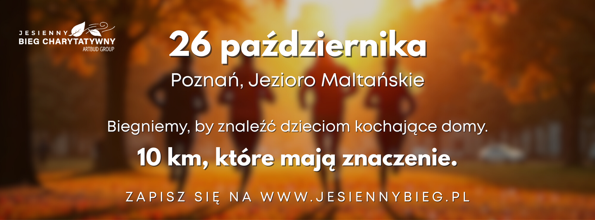 Plakat Jesiennego Biegu Charytatywnego Plakat Jesiennego Biegu Charytatywnego - na pierwszym planie białymi literami wyeksponowany termin, lokalizacja i główne hasło biegu. W tle widać sylwetki biegnących osób w kolorach jesiennych