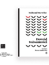 Okładka książki "Dowód tożsamości". Na białym tle znajduje się kompozycja złożona z wielu czarnych znaków, ułożonych w pionowe szeregi. W górnej części dwa z nich są czerwone, a niżej dwa są zielone. Pod grafiką umieszczony jest tytuł książki, a niżej mniejszym drukiem widnieje nazwisko tłumaczki. Okładkę otacza cienka czarna ramka