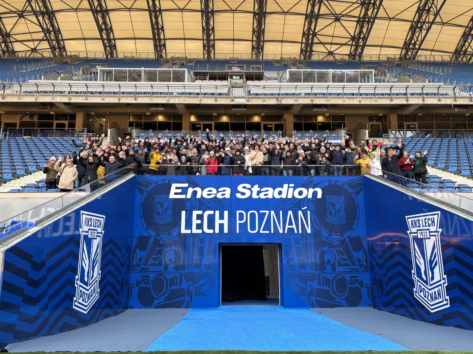 Turniej Gier Umysłowych dla WOŚP na Enea Stadionie, fot. City Park Bridge Club - kilkadzieisiąt osób stoi na trybunach Enea Stadionu