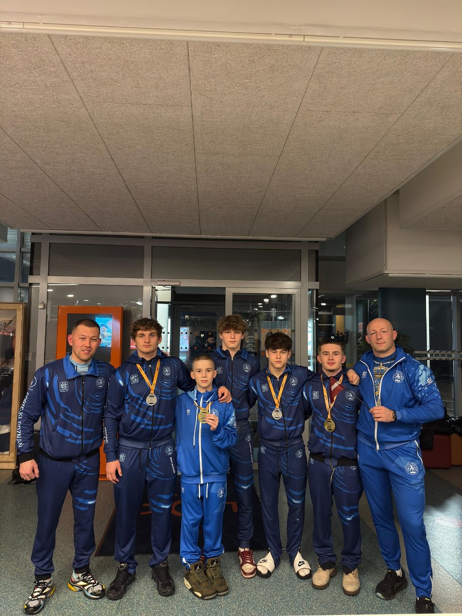 Zawodnicy Sobieskiego na turnieju na Łotwie, fot. Maciej Kula - na zdjęciu 7 osób w strojach klubowych Sobieskiego. 4 osoby mają medale na szyi