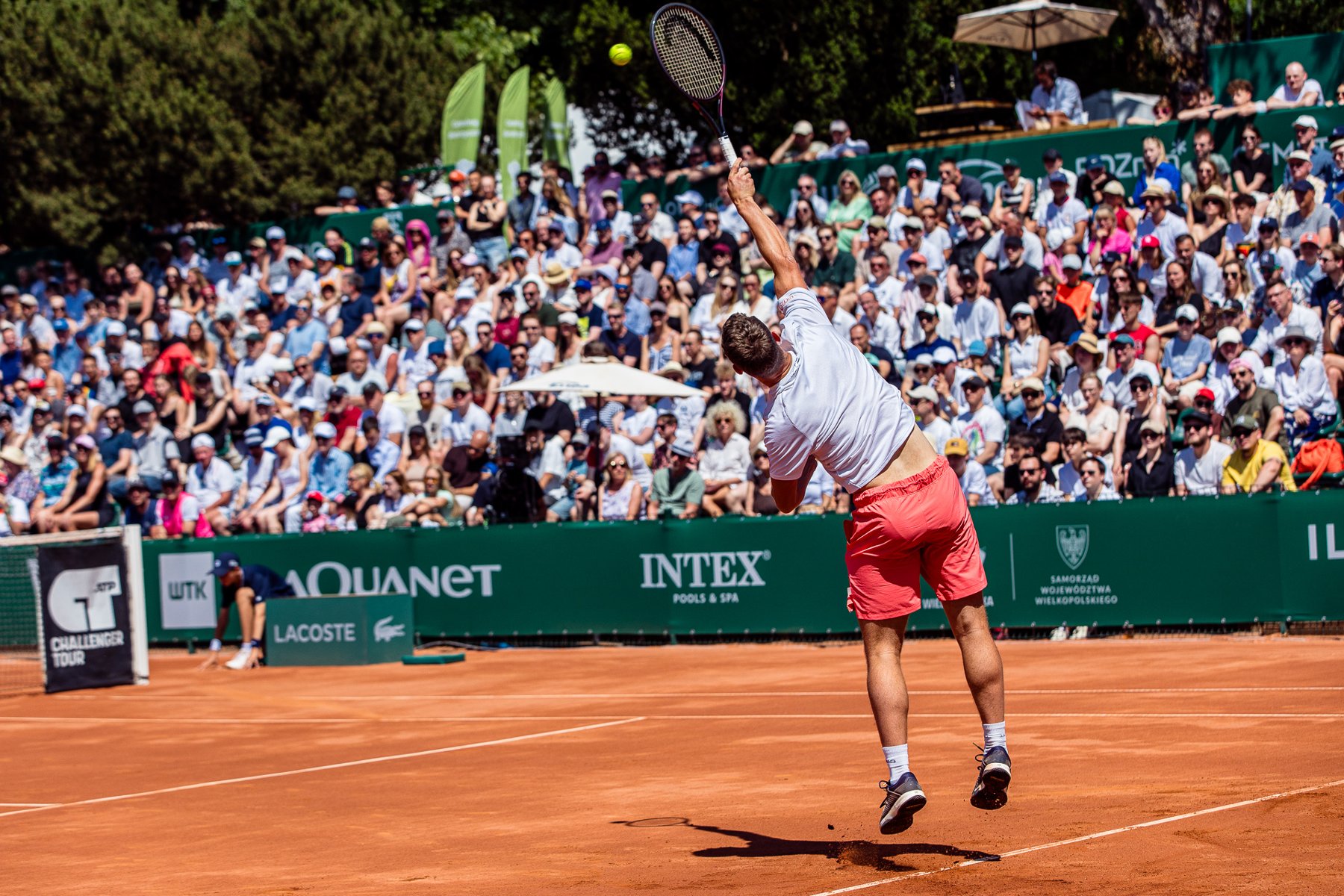 Zwycięzca Enea Poznań Open 2025, fot. Paweł Rychter - zawodnik w trakcie wykonywania serwisu. W tle widać pełne trybuny w słonecznej pogodzie