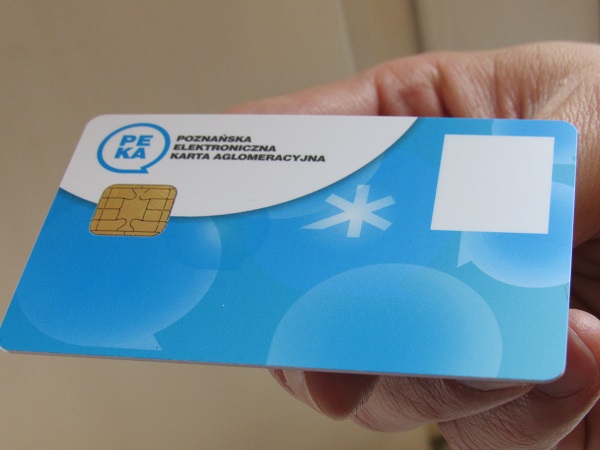 the photo shows a peka card in the hand - grafika artykułu