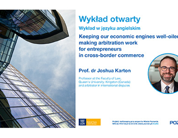 Grafika promocyjna wykładu otwartego. Po lewej stronie znajduje się zdjęcie nowoczesnego szklanego biurowca ujętego z dołu, na tle nieba. Po prawej umieszczono tekst w języku polskim i angielskim, informujący o wykładzie otwartym. Informacje te zawarte są również w tekście o wykładzie