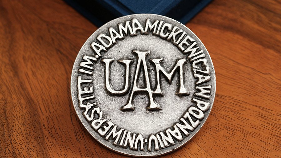 Medal Uniwersytetu im. Adama Mickiewicza w Poznaniu fot. UAM