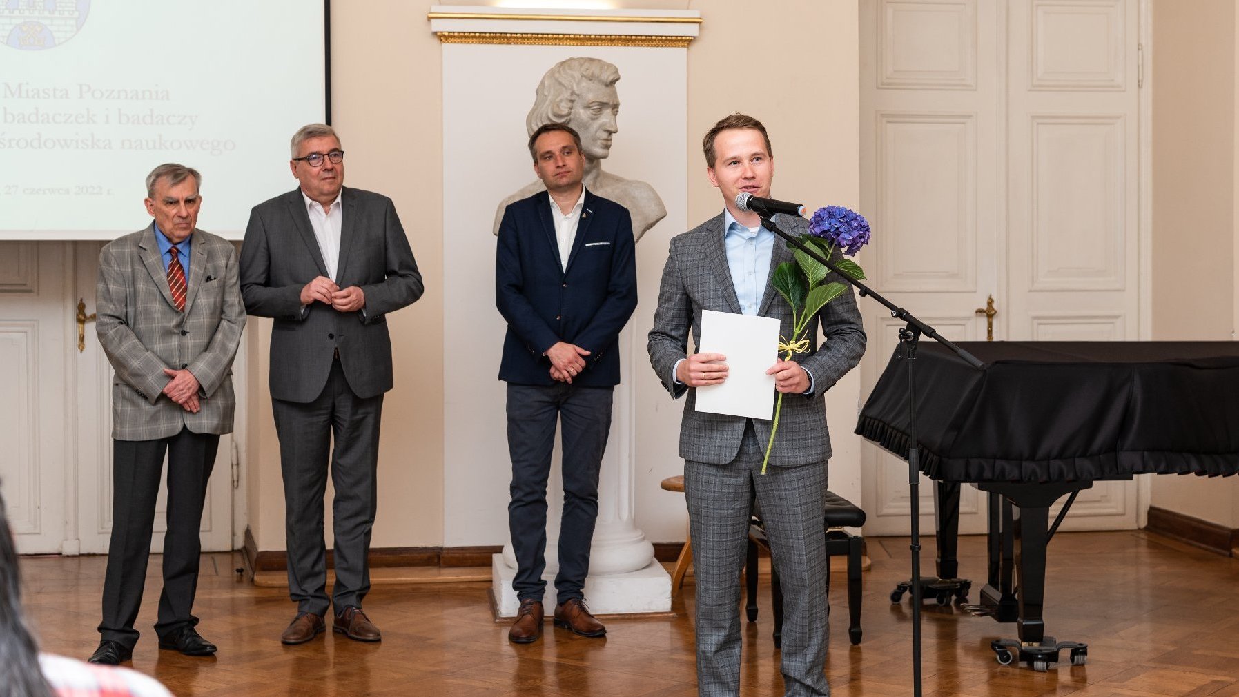 Zdjęcie przedstawia moment wręczenia stypendium laureatowi / laureatce