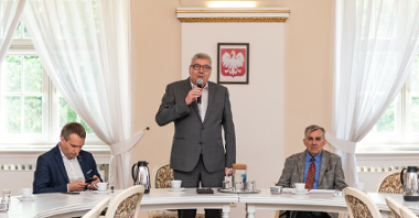 zdjęcie przedstawia moment przemówienia Przewodniczącego Rady Miasta Poznania