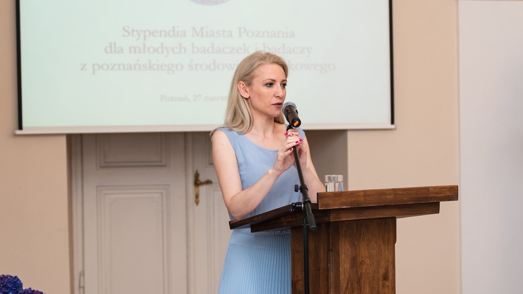 Zdjęcie przedstawia moment rozpoczęcia uroczystości przez moderatorkę