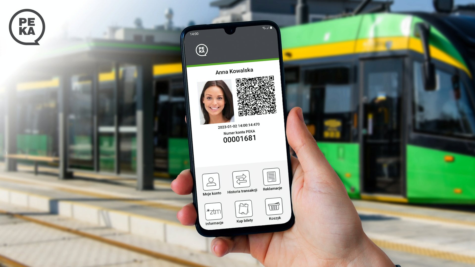 Zdjęcie przedstawia trzymany w dłoni smartfon z widoczna aplikacją PEKA, w tle zdjęcia widać zielony tramwaj - grafika artykułu