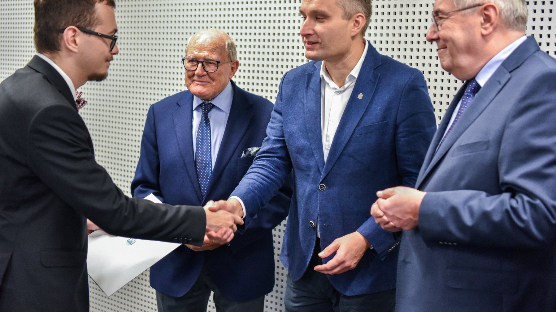 zdjęcie przedstawia wręczenie dyplomu stypendyście