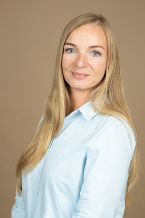 Lekko uśmiechnięta blondynka