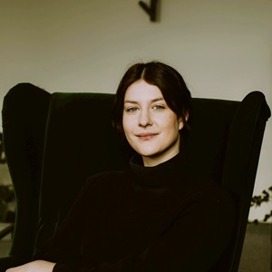 Lekko uśmiechnięta brunetka