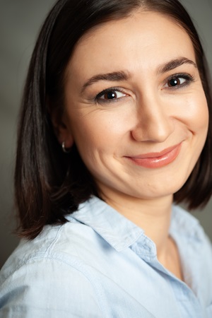 Uśmiechnięta brunetka