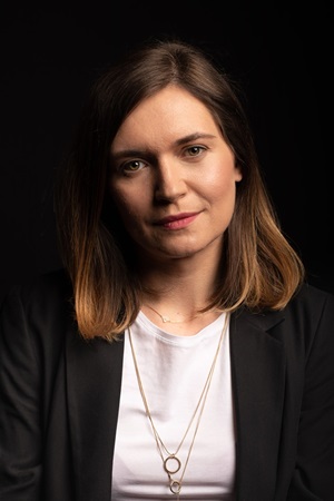 Lekko uśmiechnięta szatynka