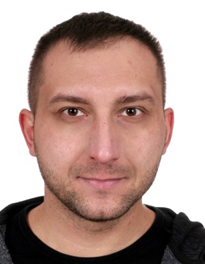 Lekko uśmiechnięty szatyn